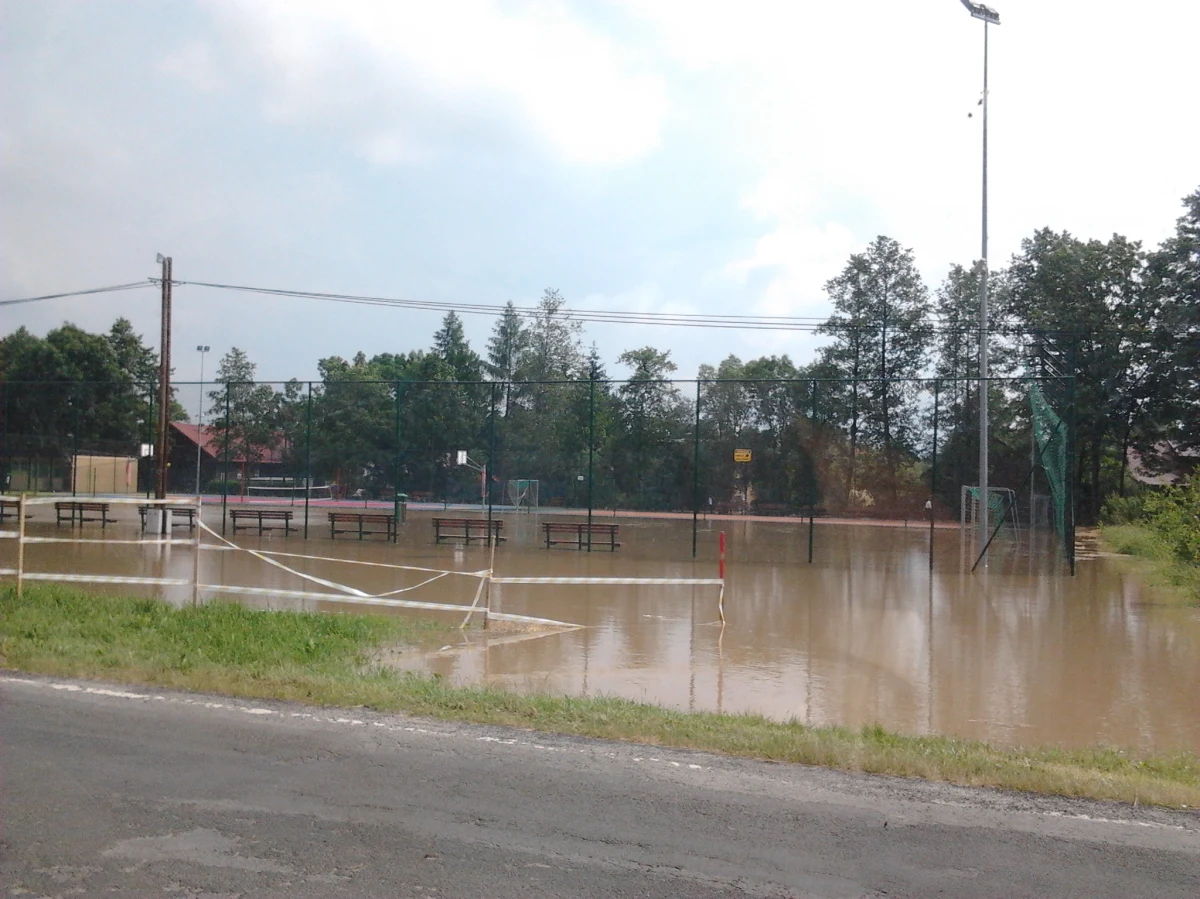 Ponad 100 razy interweniowali już małopolscy strażacy po ulewach, jakie po popołudniu przeszły nad regionem. Zalane zostało przedszkole i piwnice urzędu gminy w Iwanowicach. Wodę trzeba wypompować z kilkudziesięciu domów.