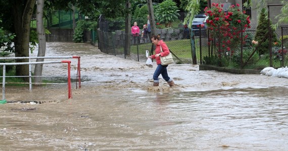 Z powodu intensywnych ulew we Wrocławiu zamknięto kilka ulic. Natomiast w całym województwie dolnośląskim łącznie ogłoszono siedem alarmów powodziowych. Strażacy wciąż pracują nad osuszaniem zalanych miejsc.