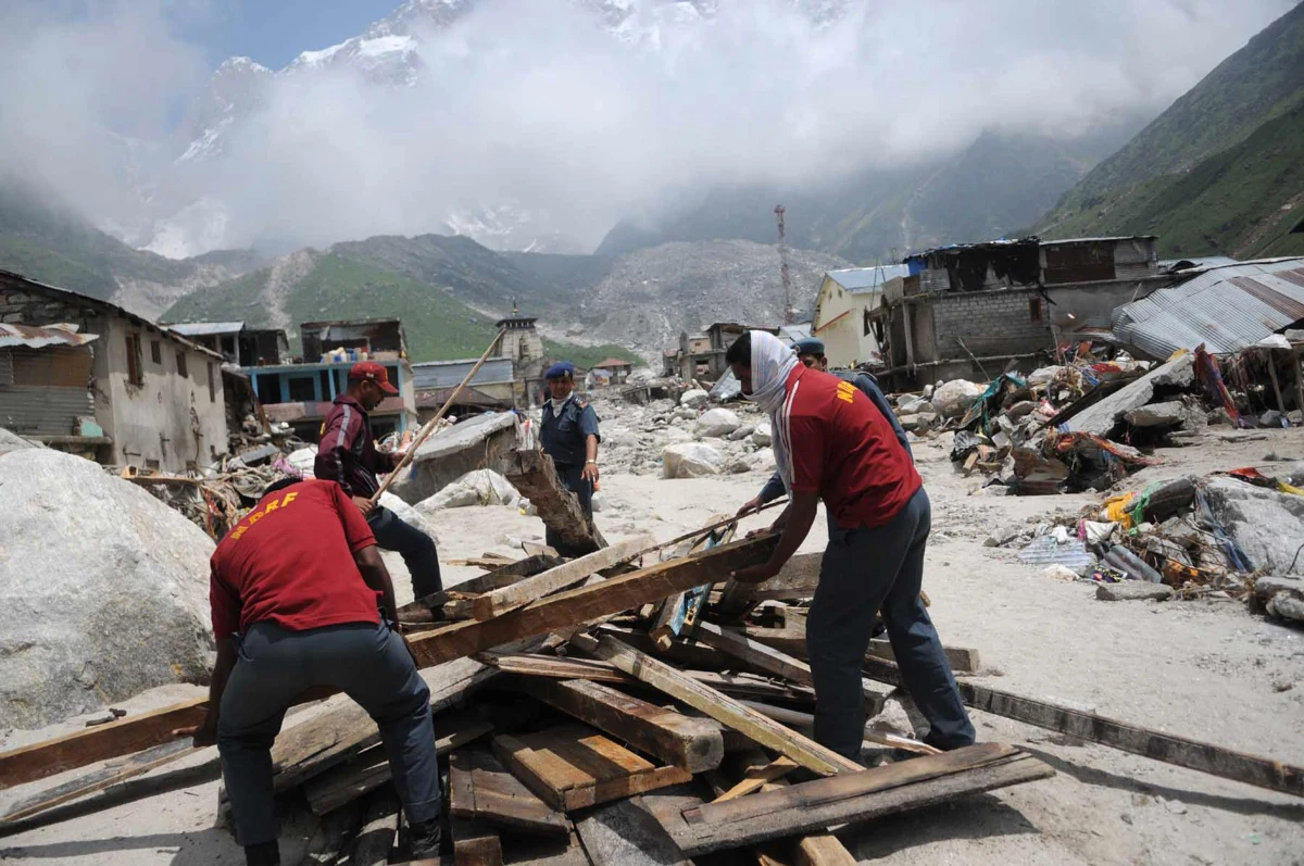 Osiem osób zginęło w katastrofie helikoptera w północnych Indiach. Maszyna spadła w miejscu, gdzie zebrali się pielgrzymi wizytujący Gauri Kund.