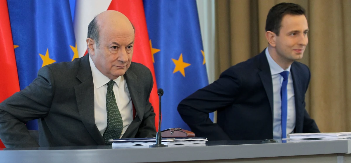 Środki z OFE na 10 lat przed wiekiem emerytalnym mają być stopniowo przenoszone do ZUS-u - to jeden z rządowych pomysłów zmian w systemie emerytalnym. Chcemy zmniejszyć narastanie długu publicznego i wspierać rozwój gospodarczy - tłumaczył minister finansów Jacek Rostowski. 