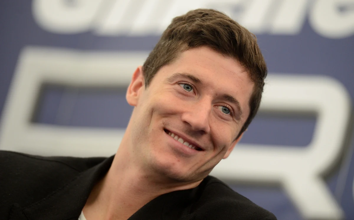 Robert Lewandowski został wybrany najlepszym piłkarzem ligi niemieckiej w sezonie 2012/13 w plebiscycie z udziałem zawodników Bundesligi. Polski napastnik Borussii Dortmund otrzymał 31,6 proc. głosów i wyprzedził dwóch piłkarzy Bayernu Monachium - Francka Ribery'ego (21,6 proc.) i Bastiana Schweinsteigera (11,3 proc.).