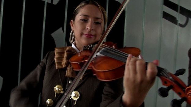 Meksyk jest ojczyzną mariachi, tradycyjnych orkiestr grających głównie muzykę ludową. Przez dziesięciolecia mariachi mogli być wyłącznie mężczyźni. Stereotyp ten przełamuje kilka odważnych kobiet, które z miłości do muzyki są w stanie znosić wiele nieprzychylnych komentarzy. W zdominowanym przez mężczyzn meksykańskim społeczeństwie wielu ludzi nadal uważa, że miejsce kobiety jest wyłącznie w kuchni...
