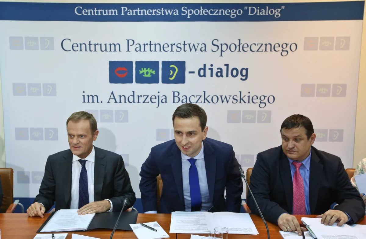 „Nie obrażam się na związkowców i się nigdy nie obrażę, bo jestem zwolennikiem dialogu” - mówił minister Władysław Kosiniak-Kamysz. Dodał, że będzie zachęcał związkowców do powrotu do rozmów. Zapowiedział, że nie poda się do dymisji, czego domagają się związki. 