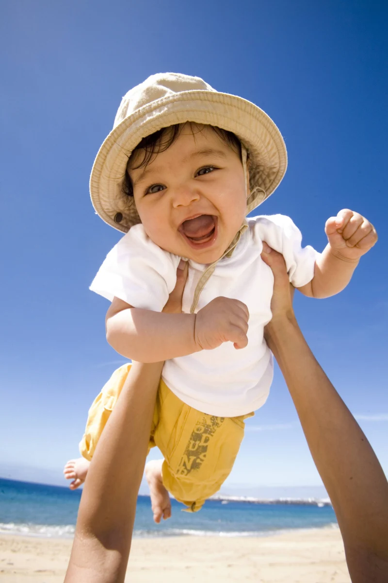 Ponad połowa kremów przeciwsłonecznych dla dzieci jest mniej skuteczna, niż zapewniają producenci - alarmuje francuski Narodowy Instytut Konsumpcji. Jego eksperci zbadali 10 kremów znanych marek, z których większość sprzedawana jest w wielu krajach Europy, w tym w Polsce. Niepokojące rezultaty tych badań opublikowało renomowane nadsekwańskie pismo "60 Milions des Consommateurs". 