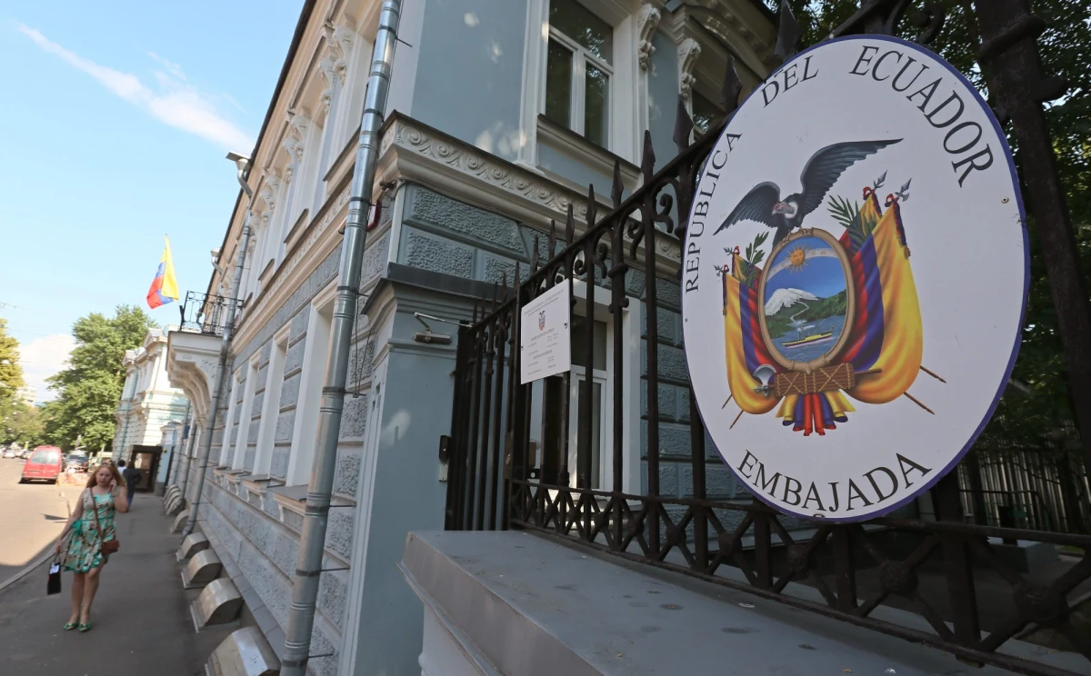 Ekwador ogłosił, że "nieodwracalnie" rezygnuje z preferencji celnych w handlu ze Stanami Zjednoczonymi. Tę decyzję ogłoszono dzień po tym jak przedstawiciel Senatu USA zagroził cofnięciem tych preferencji, jeśli rząd ekwadorski przyzna azyl polityczny Edwardowi Snowdenowi.