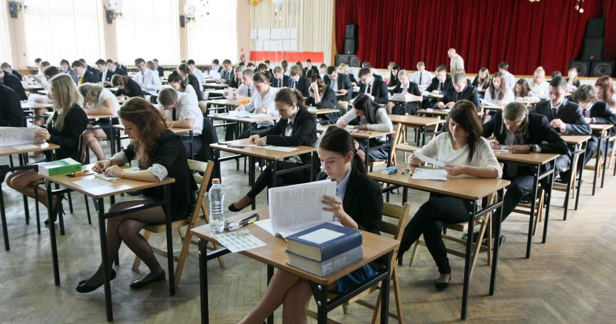 81 procent tegorocznych maturzystów zdało egzamin – wynika z danych opublikowanych przez Centralną Komisję Egzaminacyjną. Do matury przystąpiło ponad 326 tysięcy uczniów. 96 proc. z nich to tegoroczni absolwenci. Pozostali to osoby, które kończyły szkołę w ubiegłych latach.