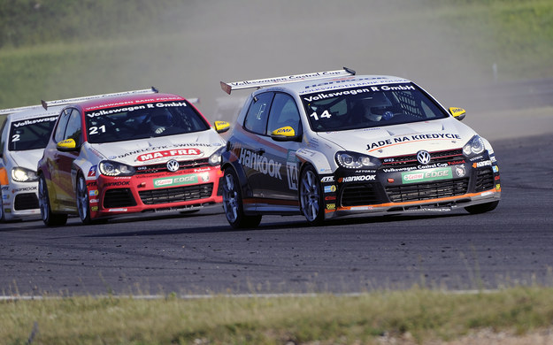 Poczuj atmosferę wyścigów. Zobacz, jak przebiegała rywalizacja Volkswagen Castrol Cup na torze Poznań.