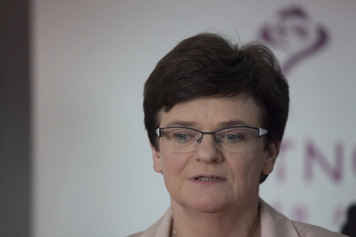 Minister edukacji Krystyna Szumilas zdecydowała o wykreśleniu z listy ekspertów MEN nauczycielki, która 30 lat temu zakatowała 6-letniego chłopca. Minister tłumaczy się jednocześnie, że eksperci nie są pracownikami MEN. Sprawę opisała „Gazeta Wyborcza”.