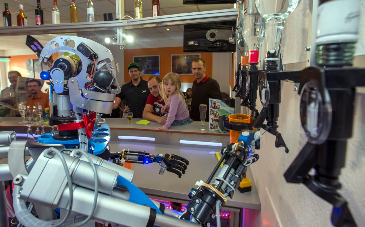 Robot imieniem Carl nalewa drinki w otwartym właśnie barze Robots Bar & Lounge w Ilmenau w niemieckiej Turyngii. Na razie służy jedynie pomocą barmanowi z krwi i kości, ponieważ musi się jeszcze wiele nauczyć.