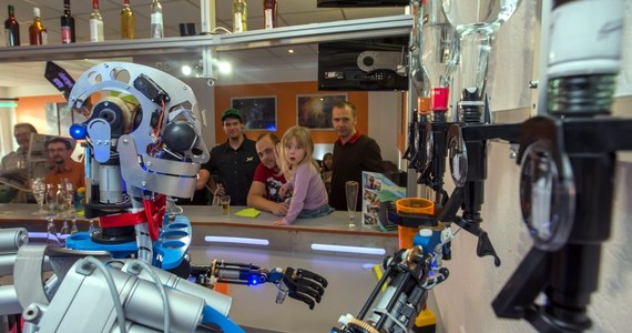 Robot imieniem Carl nalewa drinki w otwartym właśnie barze Robots Bar & Lounge w Ilmenau w niemieckiej Turyngii. Na razie służy jedynie pomocą barmanowi z krwi i kości, ponieważ musi się jeszcze wiele nauczyć.