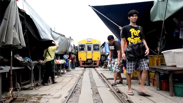 Takiego targu nie ma nigdzie na świecie. Przez sam środek bazaru w Maeklong w Tajlandii każdego dnia przejeżdża pociąg – i to nie raz, a nawet 7 razy dziennie! Na kilka chwil przed jego przejazdem handlarze w pośpiechu uprzątają swoje budki i towary porozkładane na szynach. Tego się nie da opisać - to trzeba zobaczyć!
