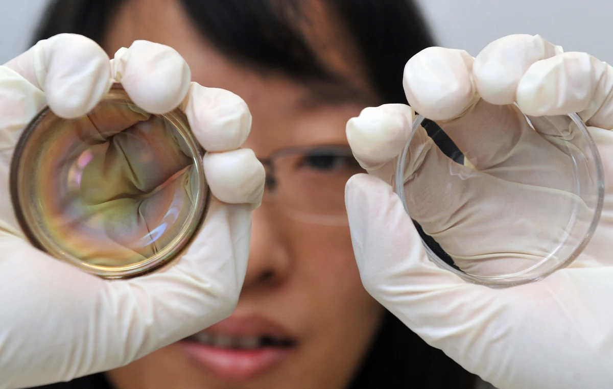 Wielka Brytania może być pierwszym krajem, który dopuści stosowanie nowej kontrowersyjnej techniki sztucznego zapłodnienia (in vitro). Powoduje ona, że dziecko ma troje genetycznych rodziców, w tym dwie genetyczne matki - podaje telewizja ITV. 