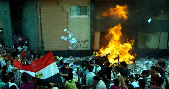Aleksandria, Port Said i Kair były widownią starć przeciwników i zwolenników prezydenta Mohammeda Mursiego. W Aleksandrii przeciwnicy islamizacji Egiptu podpalili siedzibę partii rządzącej - zginęła jedna osoba.  Ok. 200 w całym kraju zostało rannych. 