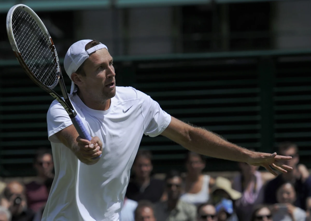 "Zagrałem, mówiąc nieskromnie, doskonały mecz. Cieszę się, że po czterech porażkach z Paire'em, praktycznie na wszystkich nawierzchniach, udało mi się z nim wreszcie wygrać. Ustaliliśmy z trenerem Janem Stocesem świetną taktykę, która od samego początku przynosiła efekty" - powiedział Łukasz Kubot, który wygrał z Francuzem Benoit Paire'em 6:1, 6:3, 6:4 i awansował do 4. rundy turnieju na trawie w Wimbledonie. Polski tenisista po raz drugi wystąpi w Wielkim Szlemie w 1/8 finału, tak jak dwa lata temu, także w Londynie.