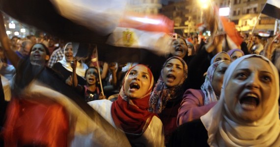 Tysiące ludzi spędziły noc na placu Tahrir w centrum Kairu przed planowaną wielką demonstracją przeciwników Mohammeda Mursiego. Dziś przypada rocznica inauguracji jego prezydentury. Demonstranci zamierzają wyruszyć pod pałac Mursiego. Zapewniają, że są nastawieni pokojowo, ale jeśli zostaną zaatakowani, mają prawo do samoobrony.