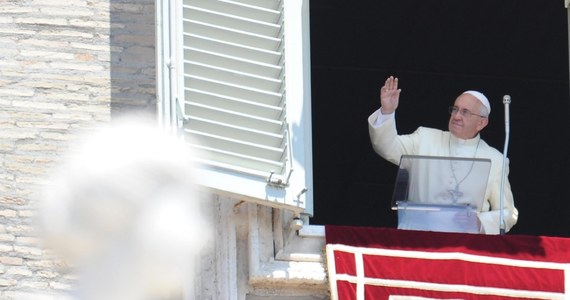 Papież Franciszek powiedział wiernym zgromadzonym na modlitwie Anioł Pański w Watykanie, że Benedykt XVI dał "wspaniały przykład" odwagi i słuchania własnego sumienia. W ten sposób odniósł się do historycznej decyzji swego poprzednika o abdykacji.