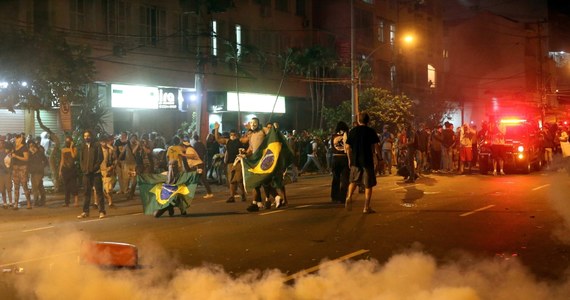 Około 5 tysięcy osób protestowało w pobliżu stadionu Maracana w Rio de Janeiro, gdzie rozgrywany był finałowy mecz piłkarskiego Pucharu Konfederacji. Grupy demonstrantów próbowały wedrzeć się na stadion. Doszło do starć z policją. 