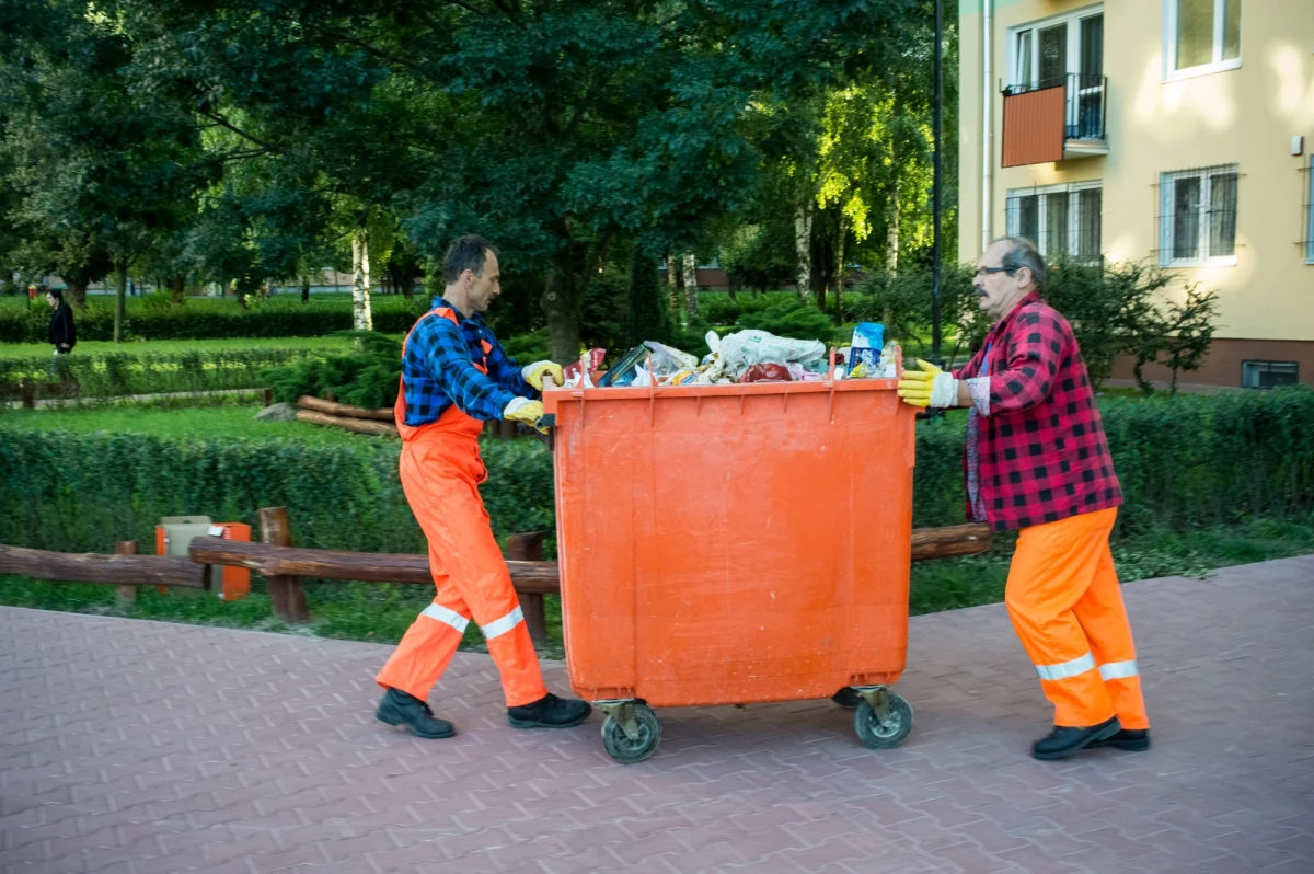 Wiesz, że od dziś masz segregować śmieci, ale nie wiesz, jak się do tego zabrać? Ekspert portalu interia.pl, Dominik Dobrowolski, specjalista ds. recyklingu i edukacji ekologicznej tłumaczy, co do którego pojemnika wrzucić i jak segregować, by nie zwariować... 