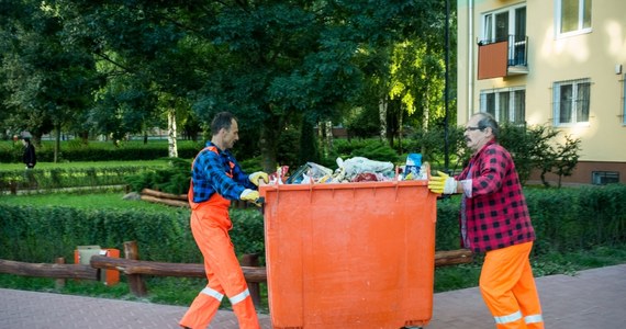 Wiesz, że od dziś masz segregować śmieci, ale nie wiesz, jak się do tego zabrać? Ekspert portalu interia.pl, Dominik Dobrowolski, specjalista ds. recyklingu i edukacji ekologicznej tłumaczy, co do którego pojemnika wrzucić i jak segregować, by nie zwariować... 