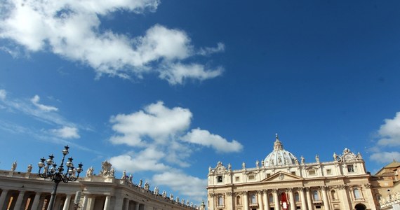 Jan Paweł II zostanie kanonizowany razem z papieżem Janem XXIII - taką hipotezę przedstawił watykanista włoskiego dziennika "La Stampa" i portalu Vatican Insider Andrea Tornielli. Według niego kanonizacja miałaby odbyć się w grudniu bieżącego roku. 