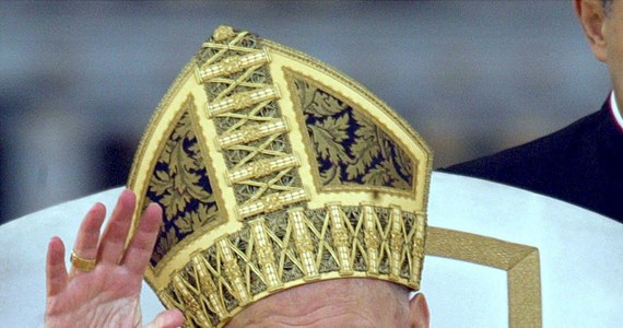 Papież Franciszek osobiście wyznaczy datę kanonizacji Jana Pawła II. Według źródeł watykańskich, najbardziej prawdopodobna jest niedziela 8 grudnia, kiedy przypada uroczystość Niepokalanego Poczęcia Najświętszej Maryi Panny. We wtorek specjalna komisja kardynałów i biskupów uznała cud wybrany do kanonizacji papieża-Polaka. Pojawiła się też hipoteza, że Jan Paweł II może zostać kanonizowany razem z papieżem Janem XXIII.