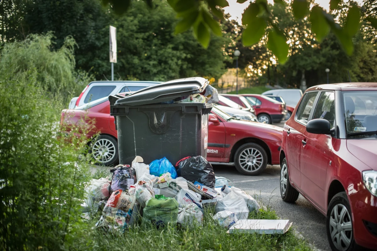 Co piąta gmina nie podpisała nowych umów na wywóz śmieci, a tam, gdzie umowy są, śmieci i tak nie są wywożone. Brakuje kontenerów, a sterty śmierdzących, gnijących odpadków zalegają na osiedlach i ulicach. Z tego może być zaraza – biją na alarm epidemiolodzy, a za nim gazeta "Fakt".