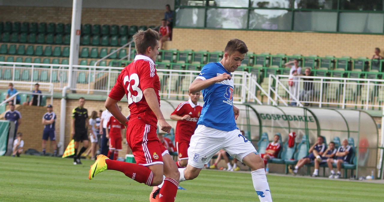 Dariusz Formella strzela Wiśle gola na 1-3. Próbuje go zatrzymać Fabian Burdenski.