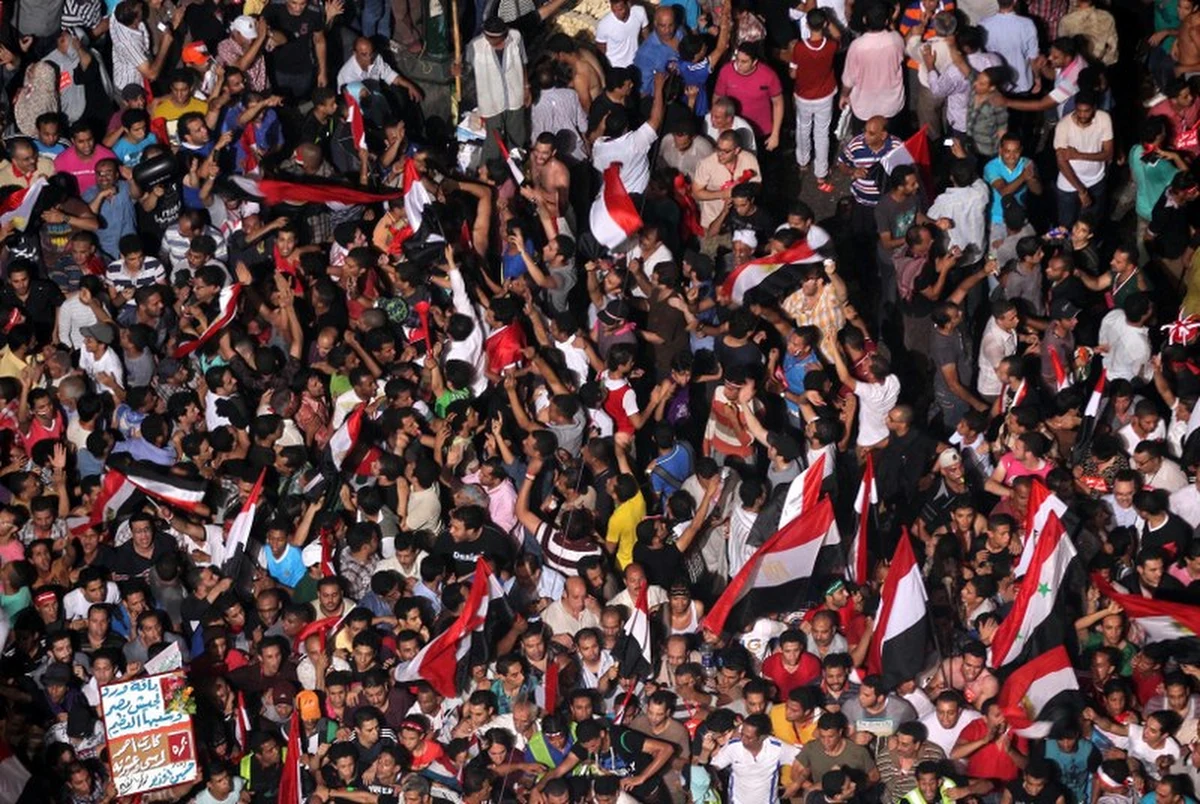 Egipska armia odsunęła w środę wieczorem od władzy prezydenta Mohammeda Mursiego i wyznaczyła przewodniczącego trybunału konstytucyjnego Adliego Mansura na tymczasowego szefa państwa. Ma on zostać zaprzysiężony w czwartek. Wojsko również zawiesiło konstytucję. W kraju tymczasem doszło do nowych starć zwolenników Mursiego z jego przeciwnikami. Zginęły w nich co najmniej cztery osoby.