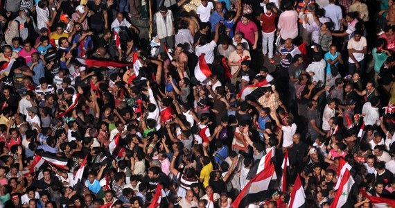 Egipska armia odsunęła w środę wieczorem od władzy prezydenta Mohammeda Mursiego i wyznaczyła przewodniczącego trybunału konstytucyjnego Adliego Mansura na tymczasowego szefa państwa. Ma on zostać zaprzysiężony w czwartek. Wojsko również zawiesiło konstytucję. W kraju tymczasem doszło do nowych starć zwolenników Mursiego z jego przeciwnikami. Zginęły w nich co najmniej cztery osoby.