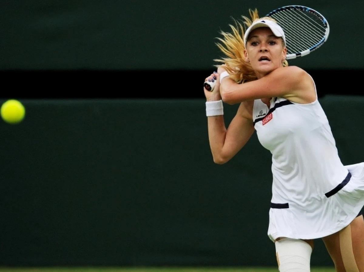 Agnieszka Radwańska zagra po południu z Sabine Lisicki. Stawką tego spotkania będzie finał wielkoszlemowego Wimbledonu na kortach trawiastych w Londynie. Faworytką jest Niemka, która niespodziewanie wyeliminowała Serenę Williams. 