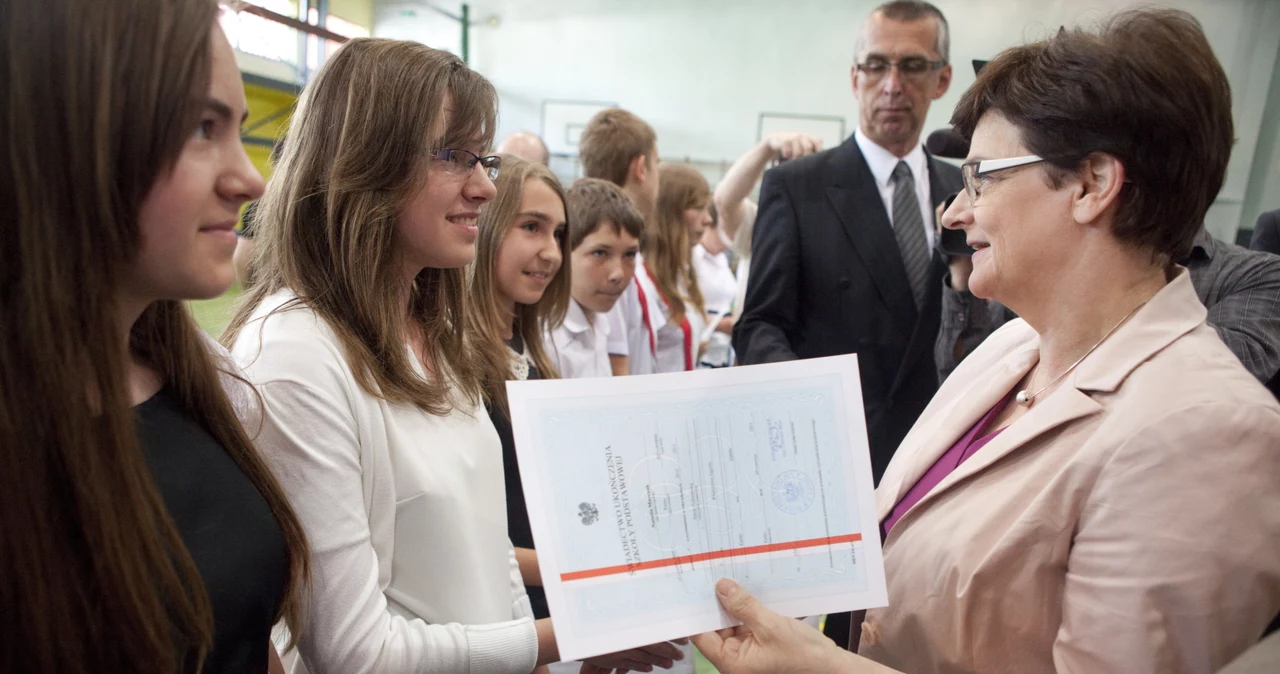 Minister edukacji Krystyna Szumilas (P) uczestniczy w zakończeniu roku szkolnego