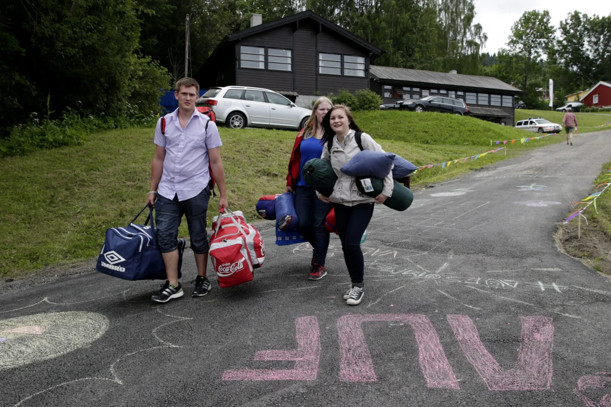 Po raz pierwszy od tragedii na wyspie Utoya, w której 2 lata temu zginęło 69 osób, młodzieżowa organizacja Norweskiej Partii Pracy zainaugurowała obóz dla tysiąca działaczy. W miejscu zjazdu podjęto wzmożone środki bezpieczeństwa. 