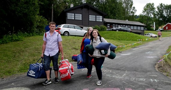 Po raz pierwszy od tragedii na wyspie Utoya, w której 2 lata temu zginęło 69 osób, młodzieżowa organizacja Norweskiej Partii Pracy zainaugurowała obóz dla tysiąca działaczy. W miejscu zjazdu podjęto wzmożone środki bezpieczeństwa. 