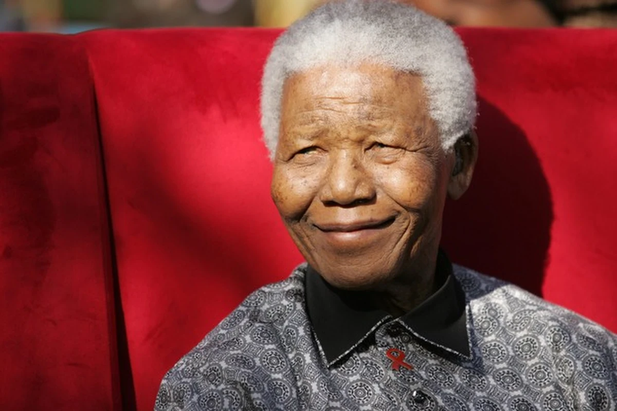 Nelson Mandela nie jest od ubiegłego tygodnia w stanie wegetatywnym - przekazał urząd prezydenta RPA dementując tym samym pojawiające się ostatnio informacje. Miały one skłonić rodzinę laureata pokojowej nagrody Nobla do rozważań, czy nie odłączyć 94-latka od aparatury utrzymującej go przy życiu.