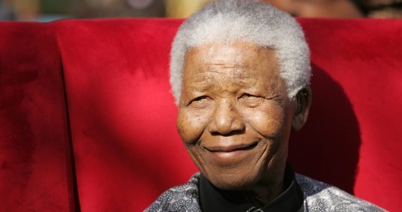 Nelson Mandela nie jest od ubiegłego tygodnia w stanie wegetatywnym - przekazał urząd prezydenta RPA dementując tym samym pojawiające się ostatnio informacje. Miały one skłonić rodzinę laureata pokojowej nagrody Nobla do rozważań, czy nie odłączyć 94-latka od aparatury utrzymującej go przy życiu.