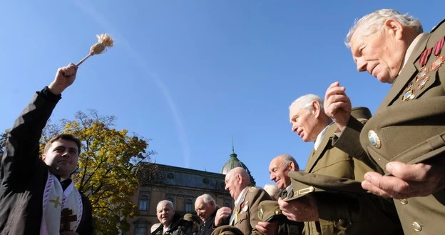 Kapłan błogosławi weteranów UPA