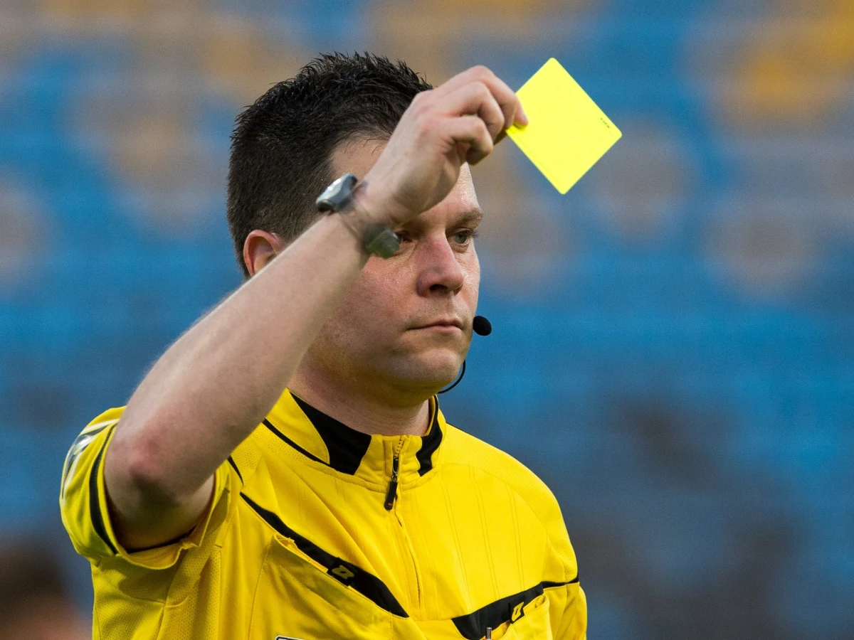 Hubert Siejewicz - znany polski arbiter piłkarski - nie poprowadzi już spotkania w Ekstraklasie. Szef kolegium sędziów Zbigniew Przesmycki zwrócił się już się do prezesa Polskiego Związku Piłki Nożnej Zbigniewa Bońka o natychmiastowe rozwiązanie kontraktu z Siejewiczem. To konsekwencje ujawnienia nagrania z punktu bukmacherskiego w Białymstoku. Widać na nim, jak sędzia obstawia wynik meczu. 