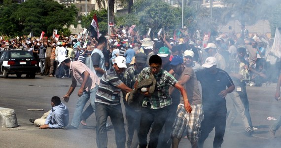 Co najmniej trzech demonstrantów zastrzelono w Kairze przed koszarami Gwardii Republikańskiej, w których przetrzymywany jest zdjęty z urzędu islamistyczny prezydent Egiptu Mohammed Mursi - poinformowały źródła w egipskich organach bezpieczeństwa. Według nich ogień otworzyły siły bezpieczeństwa. 