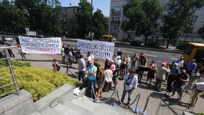 Protesty przed warszawskim hotelem. Generał świętuje urodziny 