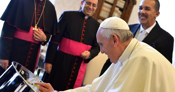 Wyjątkowo radosny klimat panował podczas dzisiejszego spotkania papieża Franciszka z prezydentem Trynidadu i Tobago Anthonym Carmoną. Przywódca karaibskiego państwa podarował papieżowi małą perkusję. Franciszek od razu na niej zagrał.