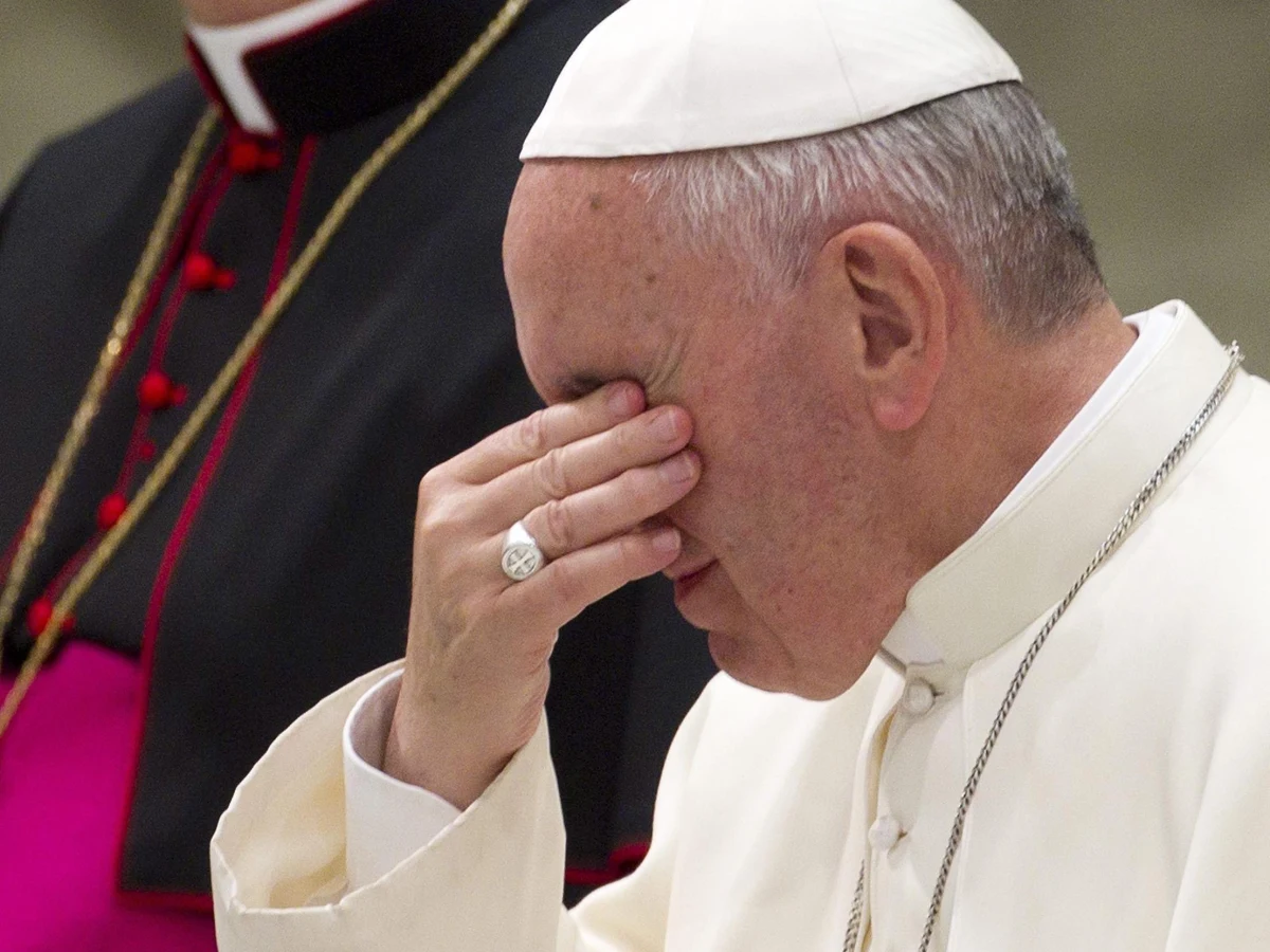 Papież Franciszek podczas spotkania z seminarzystami, nowicjuszami i nowicjuszkami wyznał, że chciałby, aby Kościół był "bardziej misyjny" i by troszczył się o potrzebujących. "Boli mnie, kiedy widzę księdza albo zakonnicę w najnowszym modelu samochodu. Ależ tak nie można!" - powiedział podkreślając: "Uważam, że auto jest konieczne, można dzięki niemu dużo zrobić, dużo podróżować, ale wybierzcie skromniejsze. Kiedy wybierzecie jakiś piękny model, pomyślcie o dzieciach, które umierają z głodu. Tylko o tym" - prosił Franciszek.