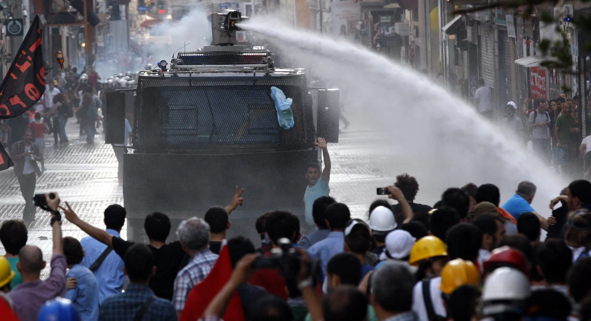 Turecka policja zaatakowała gazem łzawiącym i armatkami wodnymi manifestantów, którzy chcieli w sobotę wieczorem przedostać się do stambulskiego parku Gezi w pobliżu placu Taksim. To tam w minionym miesiącu dochodziło do burzliwych demonstracji antyrządowych. 