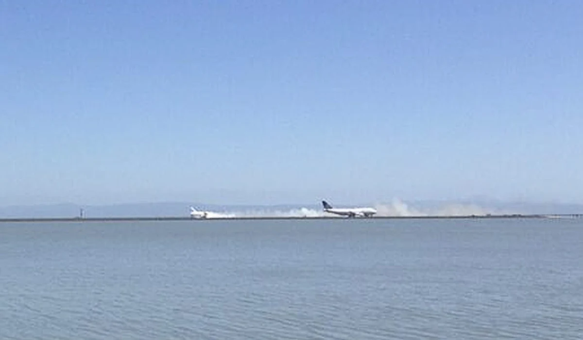 Samolot Boeing 777 należący do południowokoreańskich linii lotniczych Asiana Airlines rozbił się na lotnisku w San Francisco podczas awaryjnego lądowania - podały amerykańskie władze lotnicze. Maszyna leciała z Seulu, a na jej pokładzie znajdowało się 292 pasażerów oraz 16 członków załogi. Potwierdzono, że zginęły dwie osoby. Nawet 180 może być rannych. 