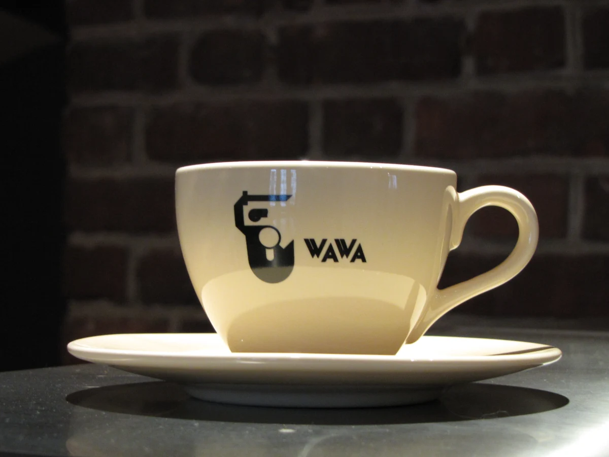 Co kraj to obyczaj? Niestety, ta zasada nie obowiązuje na rynku wakacyjnych pamiątek. Wydaje się, że jakakolwiek oryginalność jest tu niewskazana. Większość gadżetów różni się między sobą jedynie napisem mającym nam przypominać miejsce zakupu. Nic zatem dziwnego, że niektórzy z turystów mają pokaźne kolekcje prawie identycznych kubków. 