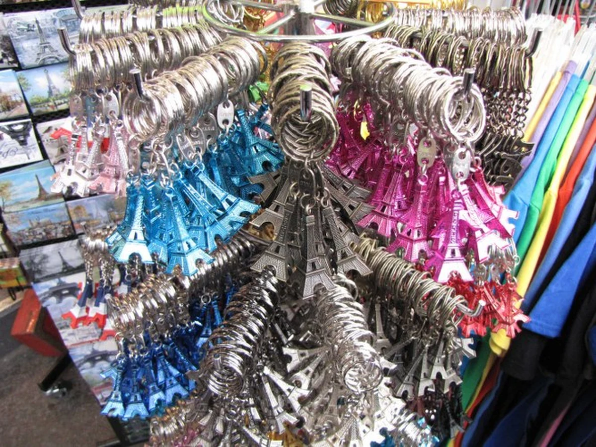 Jedną z najdziwniejszych pamiątek z Francji jest… paryskie powietrze w konserwie. Puste, hermetycznie zamknięte, metalowe pudełka słabo jednak sprzedawały się w ulicznych sklepach. Producenci próbują teraz szczęścia w sieci! 