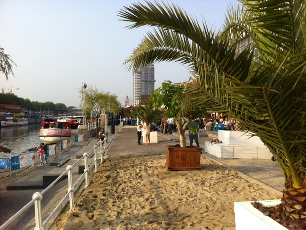 Stroje kąpielowe z frędzlami i metalicznym połyskiem mają być hitem tego lata we Francji. Panie wypoczywające na tamtejszych plażach są raczej minimalistkami i często zapominają o… górnej części stroju kąpielowego. Rosjanki z kolei nie pojawiają się nad morzem bez perfekcyjnego makijażu i odbijającej słoneczne promienie biżuterii. Na RMF24.pl sprawdzamy, jak plażuje się na świecie!