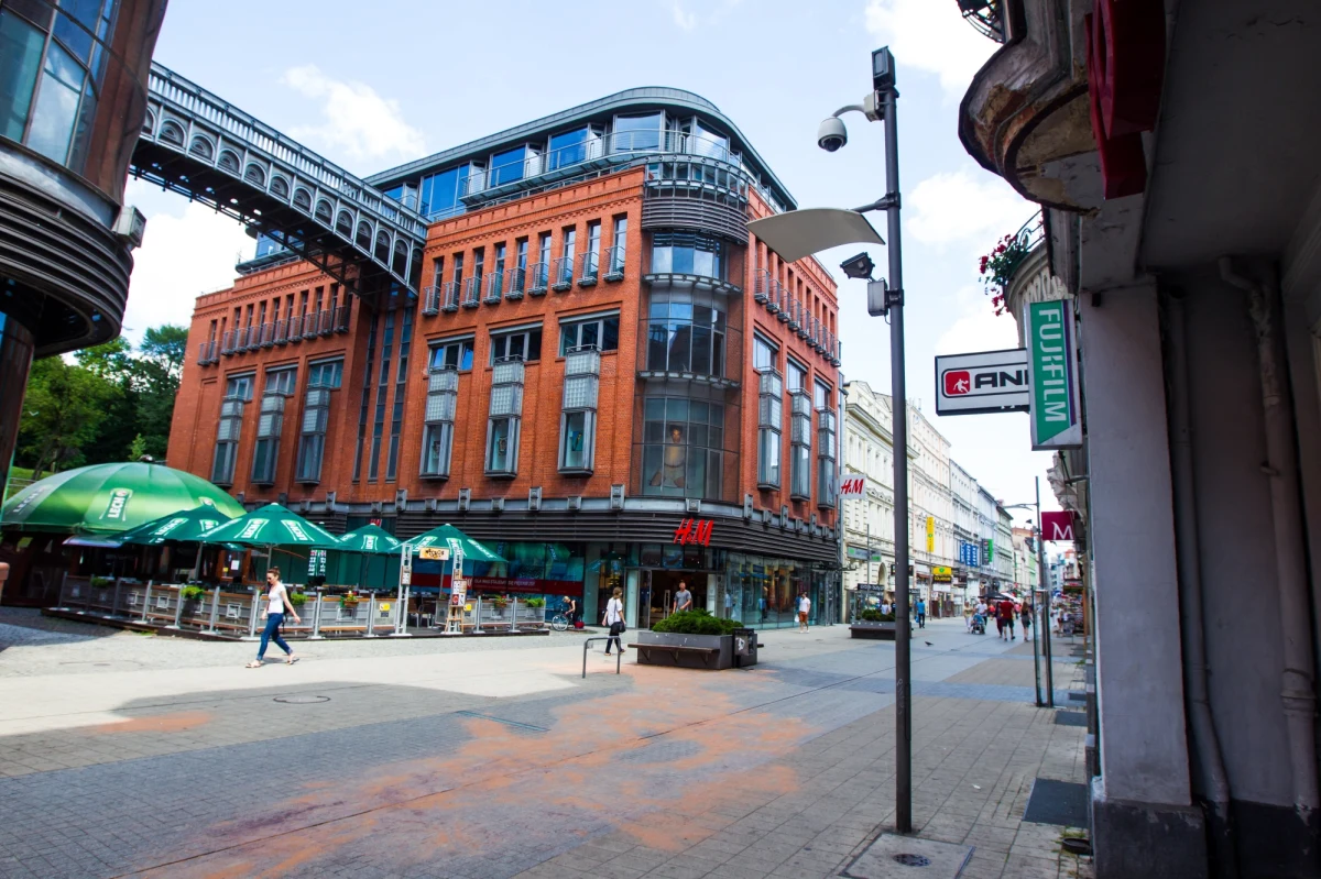 26-letni mężczyzna zginął na ul. Półwiejskiej w Poznaniu. Został zaatakowany przez nieznanego sprawcę po sprzeczce. Zmarł po godzinnej reanimacji. Informację o tej tragedii dostaliśmy na Gorącą Linię RMF FM.