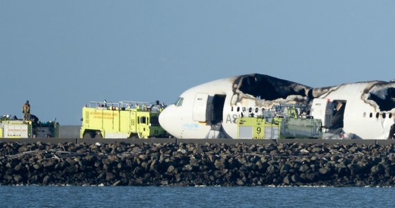 Na lotnisku w San Francisco rozpoczynają się oględziny wraku samolotu Boeing 777, który wczoraj rozbił się podchodząc do lądowania. Na miejscu są już eksperci z Narodowej Rady Bezpieczeństwa Transportu oraz Federalnej Administracji Lotniczej USA. Na pokładzie było 307 osób. Zginęło dwóch Chińczyków. Stan 49 osób jest krytyczny. Wszystko wskazuje na to, że samolot zawadził ogonem o próg pasa startowego.