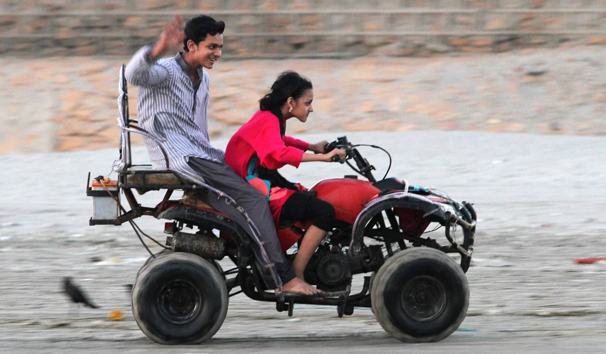 32-letni mieszkaniec Ornety w województwie warmińsko-mazurskim pozwolił na to, aby 9-latka prowadziła quada. Dziecko straciło panowanie nad kierownicą i pojazd wpadł na metalowe ogrodzenie. W wyniku wypadku 9-latka została ranna w głowę.