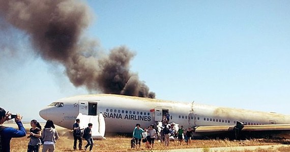 Eksperci z amerykańskiej Rady Bezpieczeństwa Transportu mają już czarne skrzynki Boeinga 777, który w sobotę rozbił się podczas lądowania w San Francisco. Brakuje jednak jednego z silników maszyny – informuje korespondent RMF FM Paweł Żuchowski. Samolot najpierw uderzył w próg pasa startowego, a potem stanął w ogniu. W katastrofie zginęły 2 osoby spośród 307, które były na pokładzie.